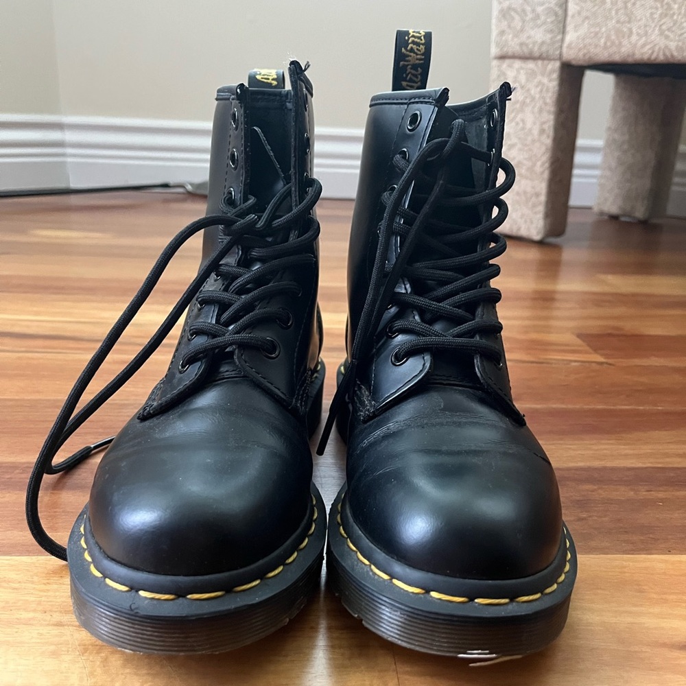1460 DOC MARTENS SMOOTH LEATHER LACE UP BOOTS